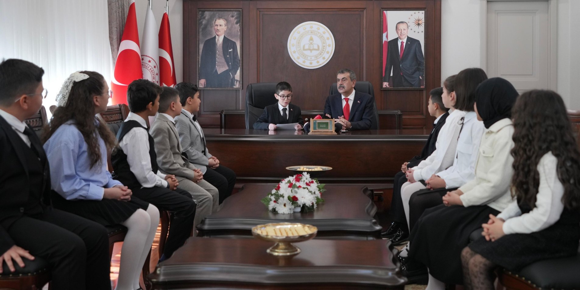 BAKAN TEKİN, 23 NİSAN'DA KOLTUĞUNU 12 YAŞINDAKİ KENAN'A DEVRETTİ